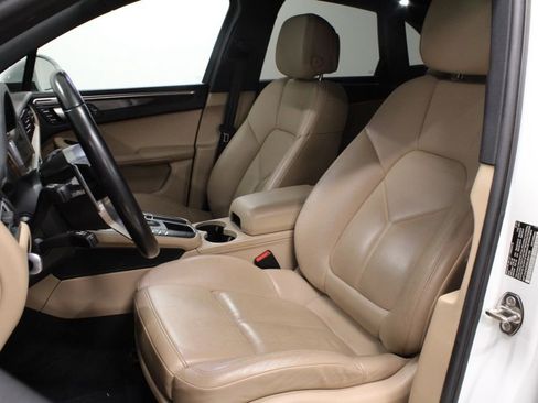 Certified 2021 Porsche Macan image 5