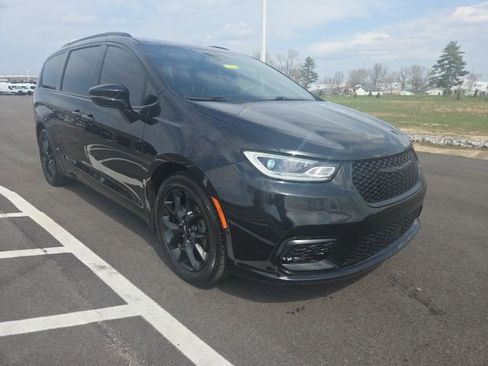 Used 2023 Chrysler Pacifica Limited w/ Uconnect Theater Family Group image 1