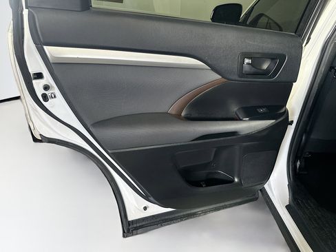 Used 2019 Toyota Highlander LE image 24