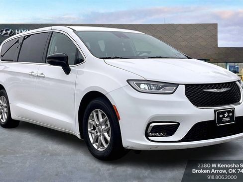 Used 2024 Chrysler Pacifica Touring-L image 2