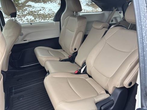 Used 2022 Toyota Sienna XLE image 15