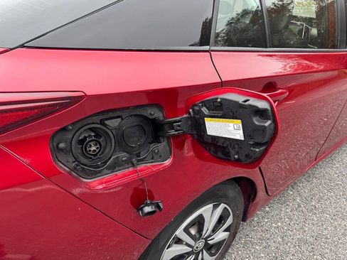 Used 2018 Toyota Prius Prime Premium image 5