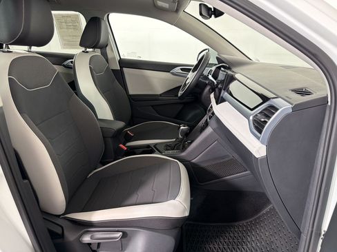 Used 2025 Volkswagen Taos SE w/ Panoramic Sunroof Package FWD image 22