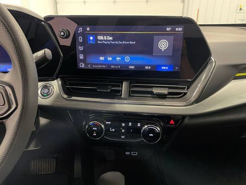 Used 2025 Chevrolet Trax LT FWD image 28