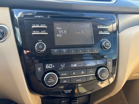 Used 2015 Nissan Rogue SV FWD image 25