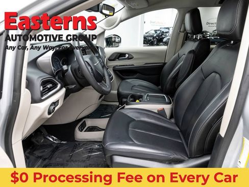 Used 2024 Chrysler Pacifica Touring-L FWD image 14