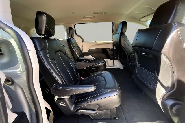 Used 2024 Chrysler Pacifica Touring-L FWD image 25
