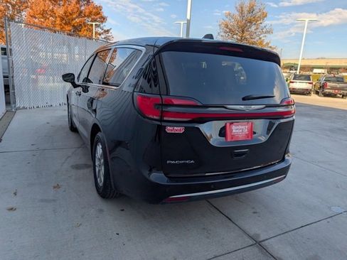 Used 2024 Chrysler Pacifica Touring-L image 19