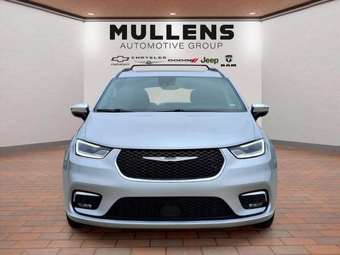 Used 2023 Chrysler Pacifica Limited FWD image 2