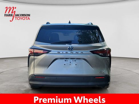Used 2021 Toyota Sienna XLE FWD image 11