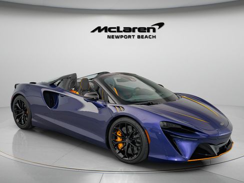 Used 2025 McLaren Artura Spider RWD image 42
