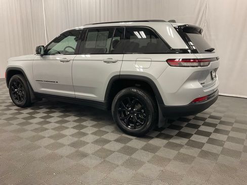Used 2024 Jeep Grand Cherokee Altitude AWD/4WD image 4