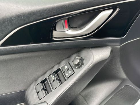 Used 2015 MAZDA MAZDA3 i Touring w/ Technology Package FWD image 11