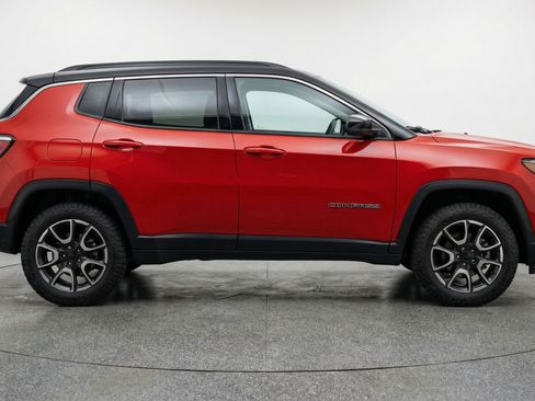 Used 2025 Jeep Compass Trailhawk AWD/4WD image 11