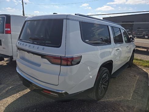 Used 2025 Jeep Wagoneer L Series II image 3