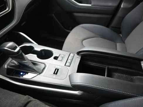 Used 2021 Toyota Highlander LE image 12