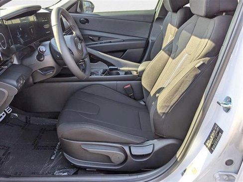 New 2025 Hyundai Elantra SEL image 4