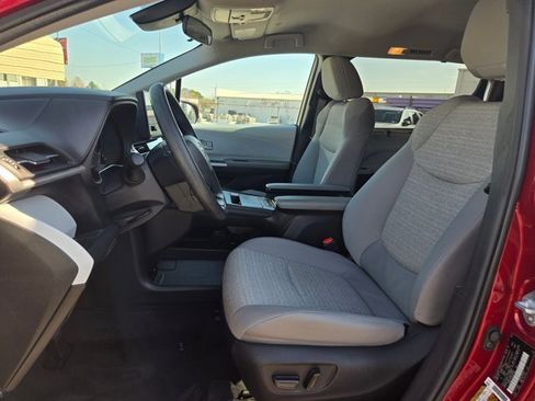 Used 2025 Toyota Sienna LE image 23