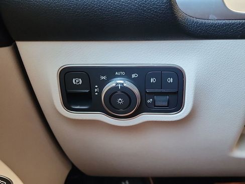 Used 2022 Mercedes-Benz GLB 250 w/ Premium Package Lite image 25