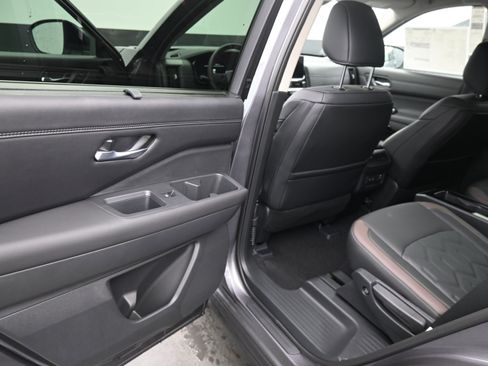 New 2026 Nissan Pathfinder Platinum FWD image 17