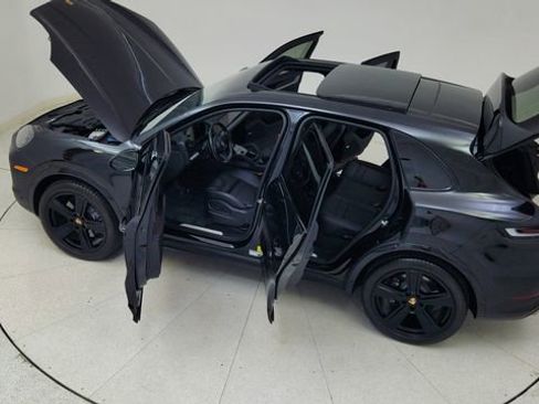 Used 2025 Porsche Cayenne w/ Premium Package image 87