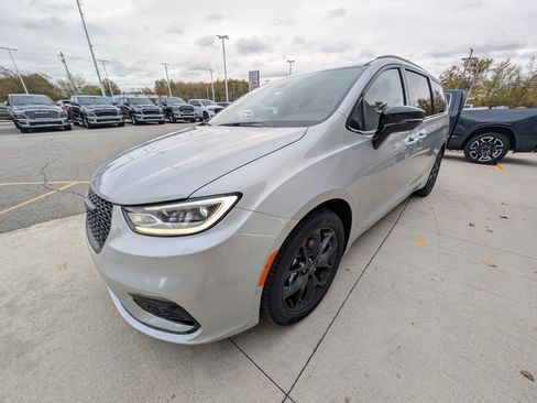 New 2026 Chrysler Pacifica Limited w/ S Appearance Package image 8