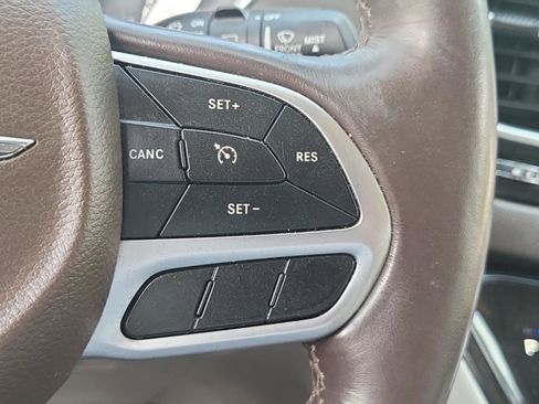 Used 2019 Chrysler Pacifica Touring-L image 19