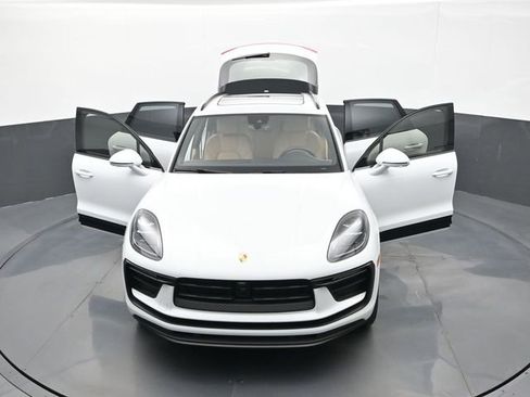 Certified 2025 Porsche Macan AWD/4WD image 31