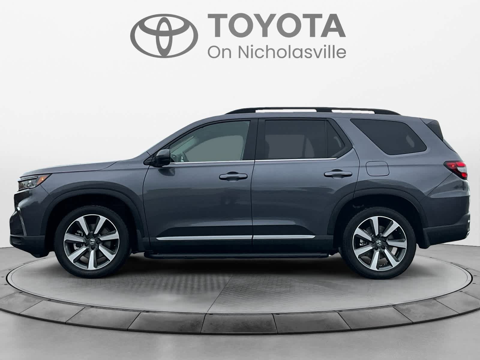 Used 2025 Honda Pilot Touring image 2