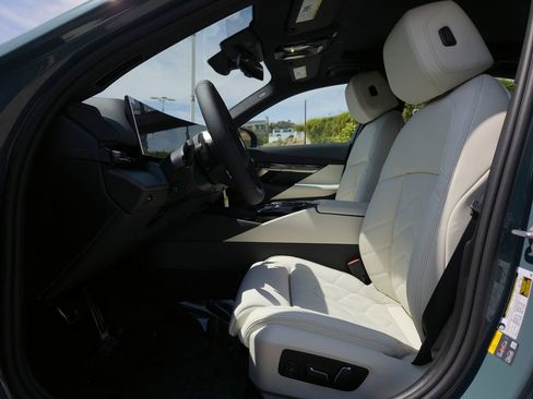 New 2026 BMW 550e xDrive image 7