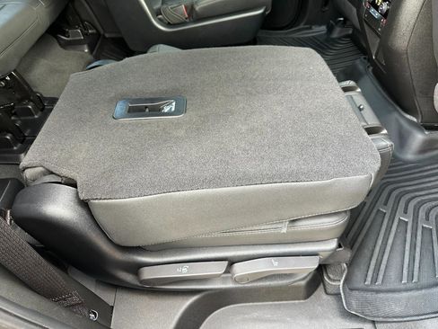 Used 2025 Chevrolet Tahoe Z71 w/ Comfort Package image 30