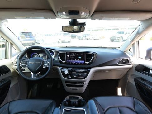 Used 2023 Chrysler Pacifica Touring-L image 32