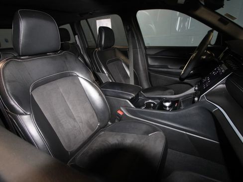 Used 2024 Jeep Grand Cherokee Altitude AWD/4WD image 23