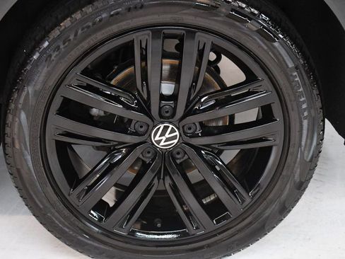 Used 2022 Volkswagen Tiguan SE R-Line image 18