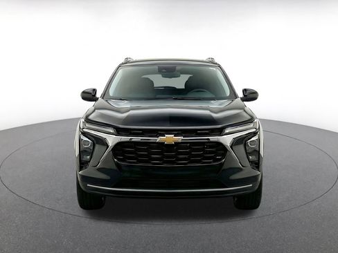 Used 2025 Chevrolet Trax LT FWD image 2