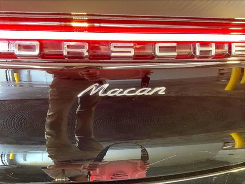Certified 2023 Porsche Macan AWD/4WD image 35