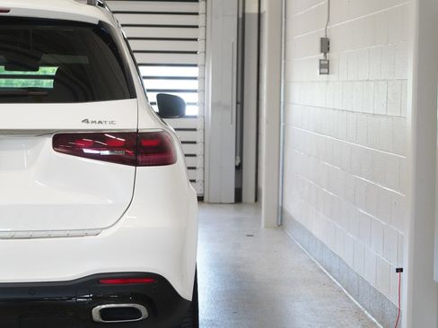 Used 2024 Mercedes-Benz GLS 450 4MATIC image 10