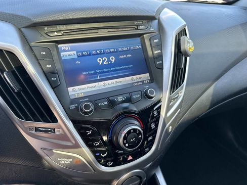 Used 2013 Hyundai Veloster w/ Style Pkg image 24