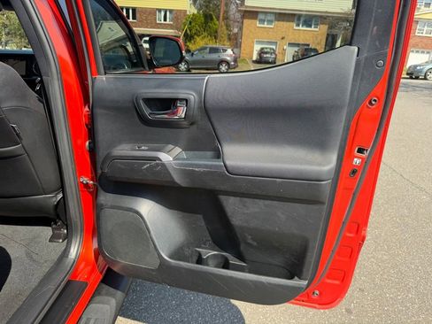 Used 2018 Toyota Tacoma TRD Sport AWD/4WD image 31