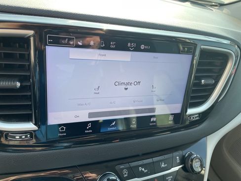Used 2024 Chrysler Pacifica Touring-L FWD image 22