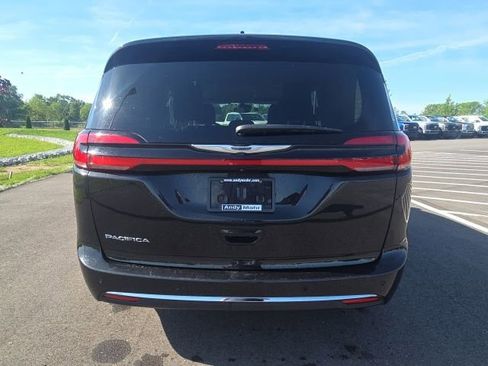 Used 2023 Chrysler Pacifica Touring-L FWD image 9
