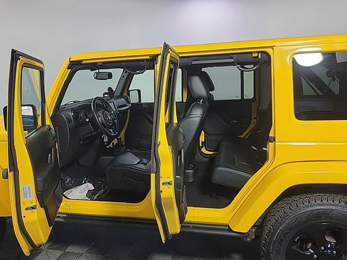 Used 2015 Jeep Wrangler Unlimited Sahara AWD/4WD image 14