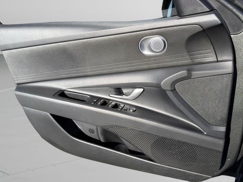 Used 2025 Hyundai Elantra SE image 22