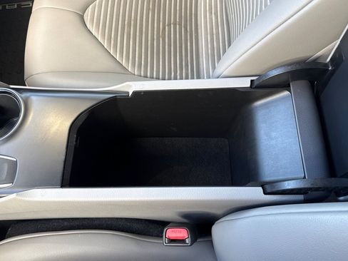 Used 2019 Toyota Camry SE FWD image 38