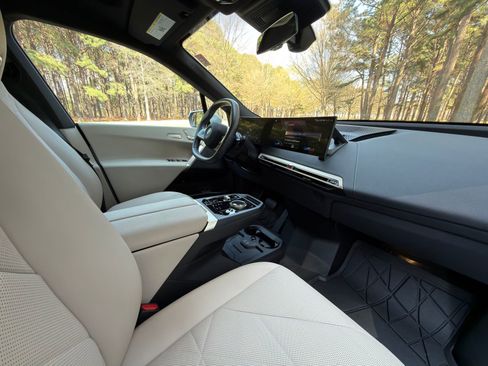 Used 2023 BMW iX xDrive50 w/ Sport Package image 19