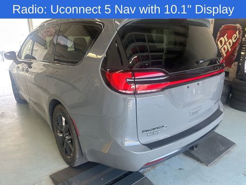 Used 2025 Chrysler Pacifica Limited image 6