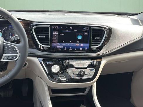Used 2024 Chrysler Pacifica Limited FWD image 20