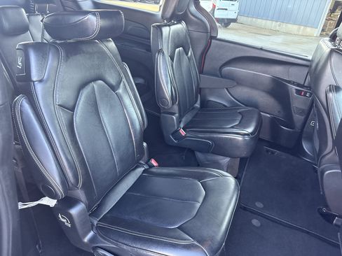 Used 2025 Chrysler Pacifica Select image 9