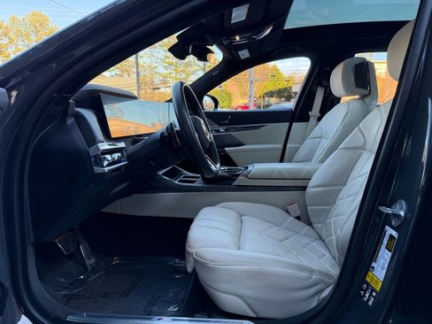 Used 2023 BMW 760i xDrive w/ Executive Package image 25