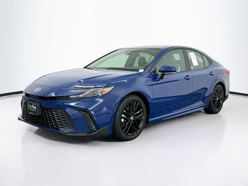 Used 2025 Toyota Camry SE FWD image 3